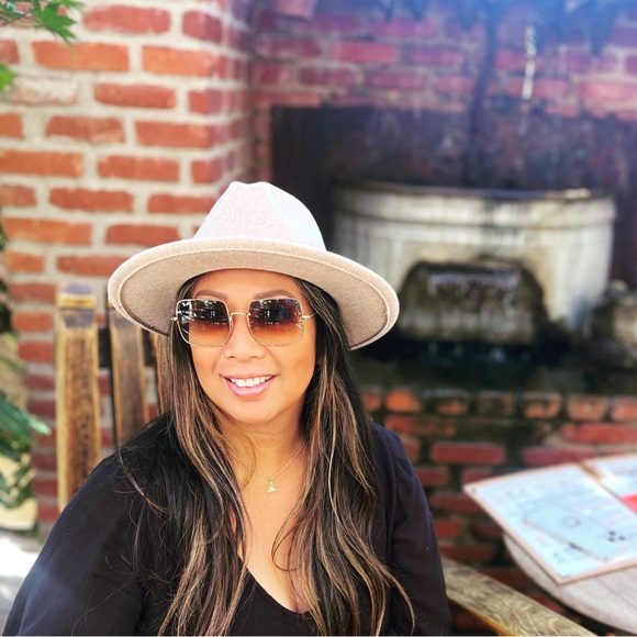 Like this Flyer to get notifications & JOIN OUR POSH SHOWS! 👛👝🎒👜🎀💕 - Picture 13 of 13